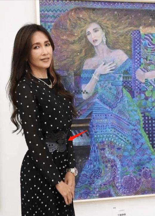 工藤静香52岁枯瘦也惊艳:长裙 牛仔裤不离身,打扮高雅太迷人_风格