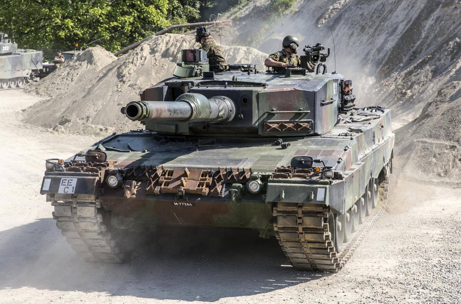 豹2主战坦克,配置间隙复合装甲,被广泛采购