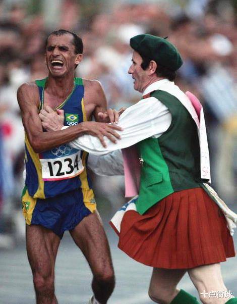 科代罗·德·利马推到了人群之中2004年雅典奥运会的马拉松比赛赛场