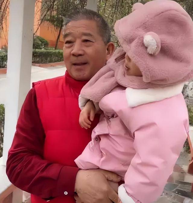 网红"小天赐"70岁母亲出院,走路跛脚疑后遗症,网友:以后咋办_孩子_田
