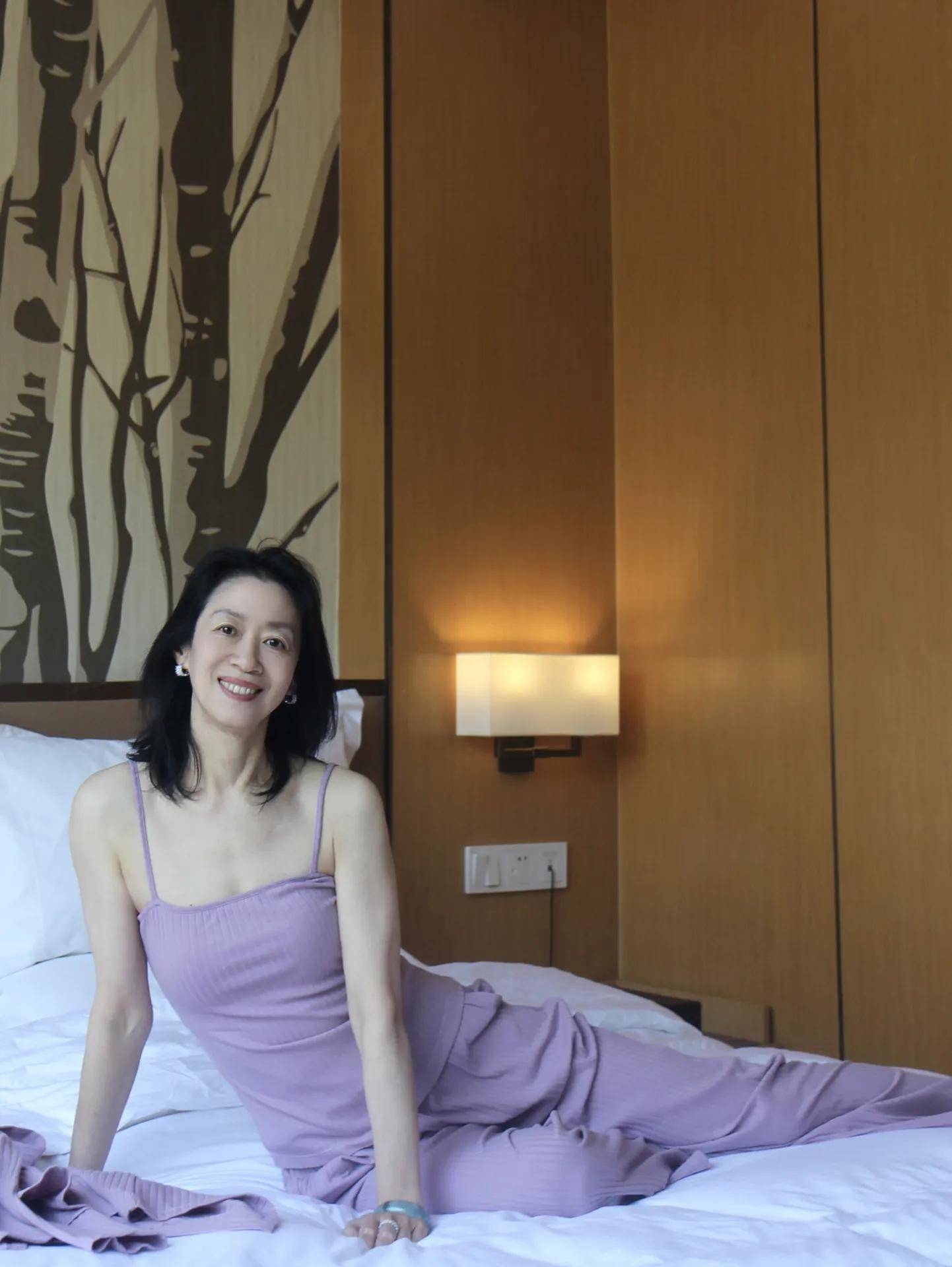 换上淡紫色的居家服,60岁女人也能魅力四射_颜色_身材_白色