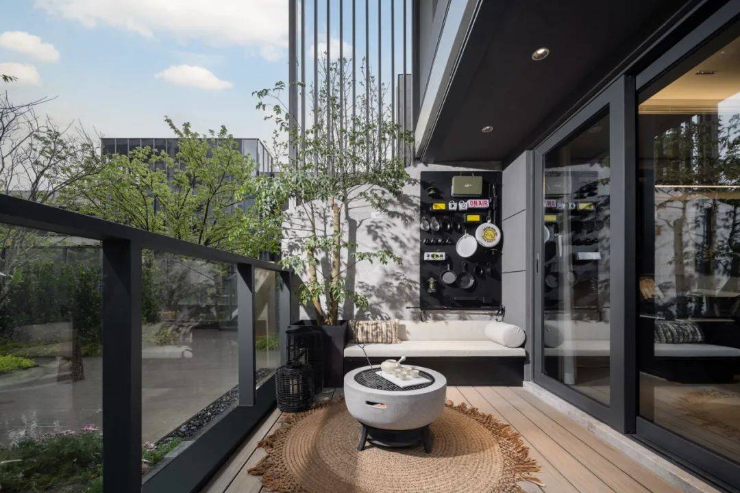 5米,奇偶错层排布(奇数层露台与主卧相连,偶数层露台与次卧相连),相比