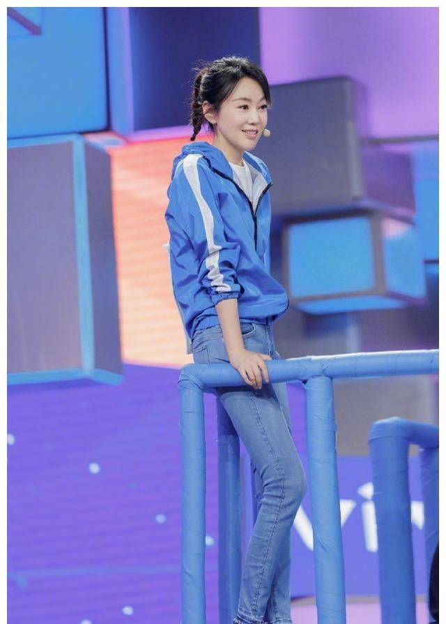 48岁的闫妮,美出了新高度,这笔直大长腿究竟是怎么练出来的?