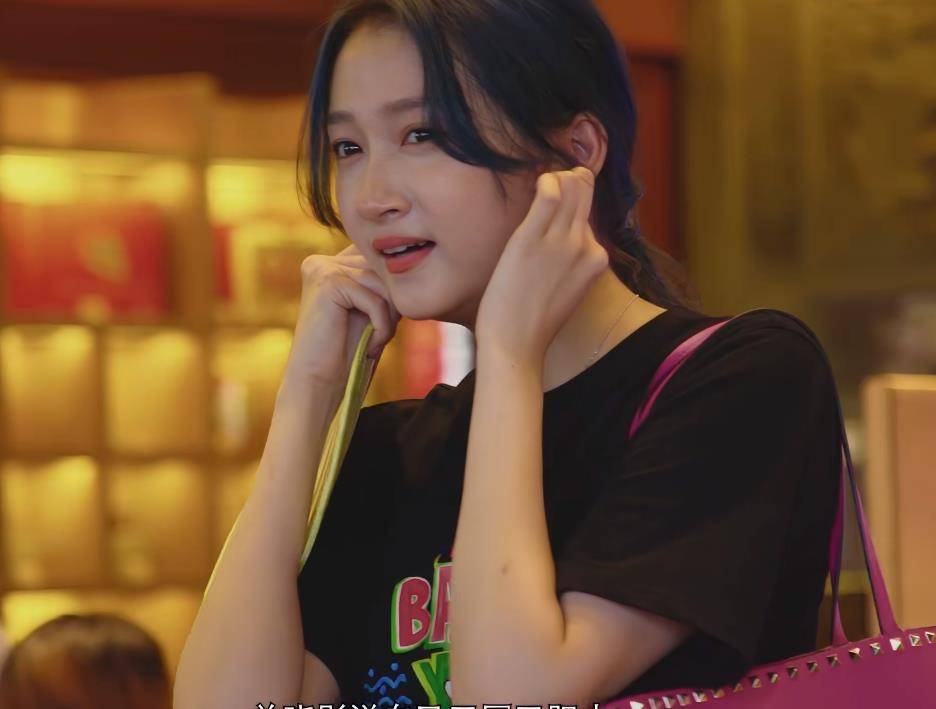 没想到私底下的关晓彤却是一个一听到打雷就捂耳朵躲起来的胆小害羞的