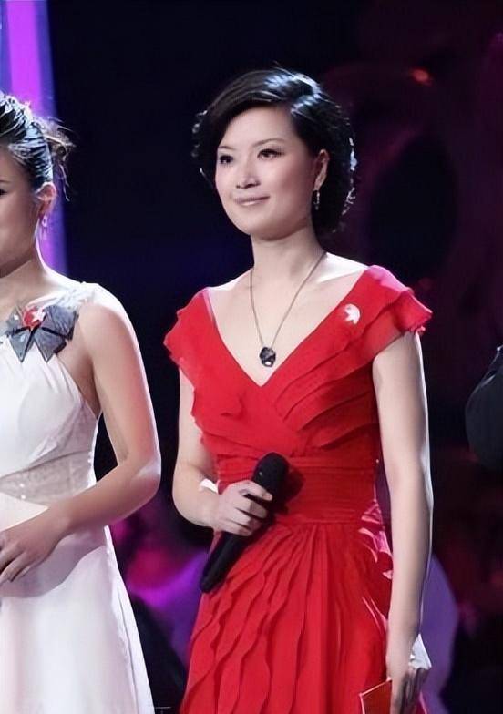 紧跟着,另一位主持人还"炫耀"自己是已经认识周正毅23年的"老朋友".