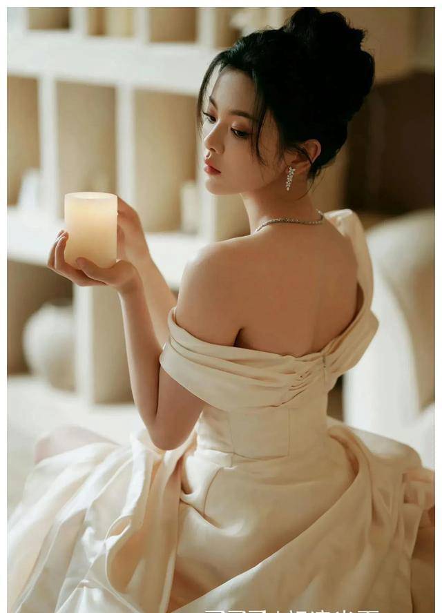 一套奶黄色深v礼服裙,让杨超越近段时间火出天际线!