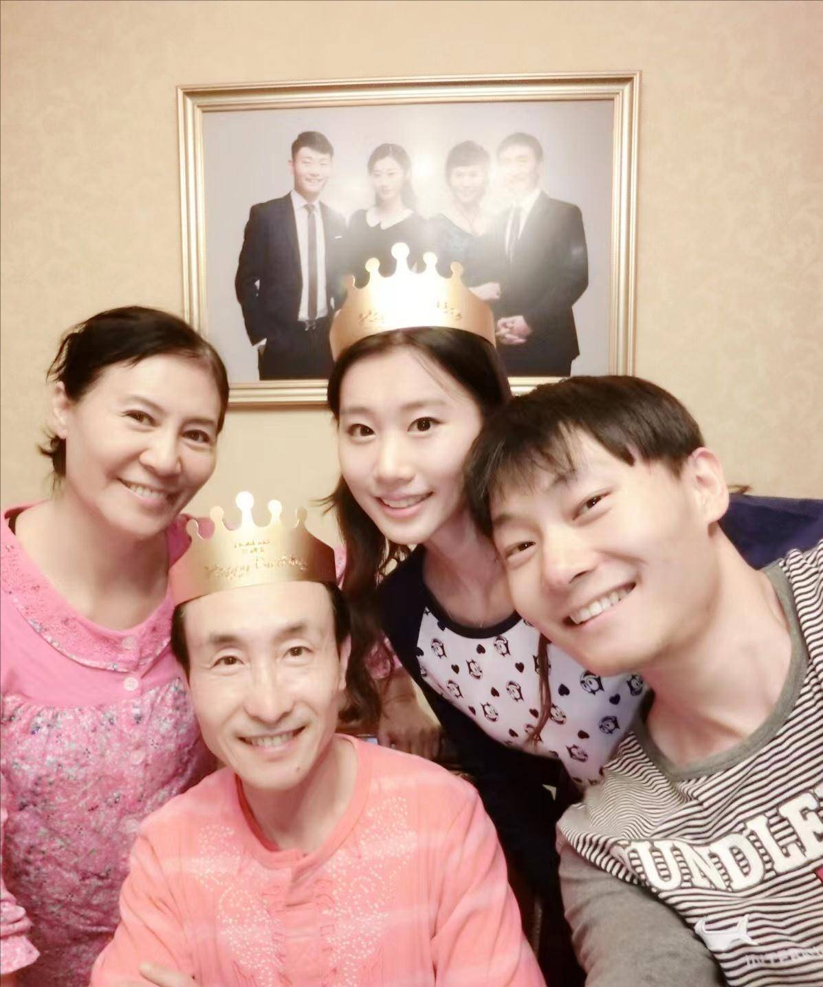 网友称赞巩汉林的儿媳妇气质好相貌好_巩天阔_儿子_孙女