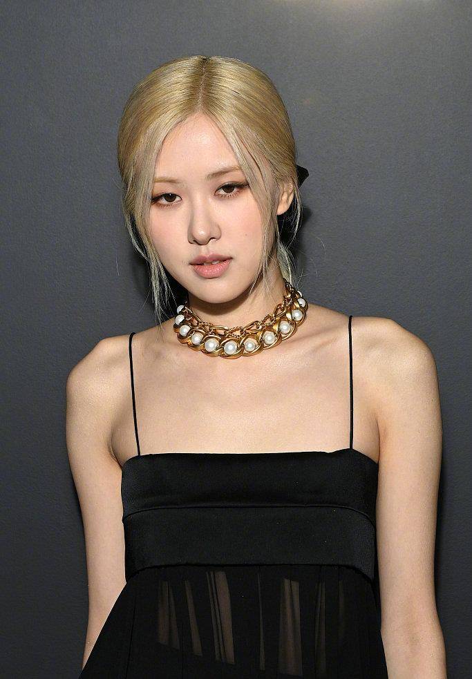 朴彩英亮相saint,laurent秀场,身穿ysl细吊带透视小黑裙……_黑色