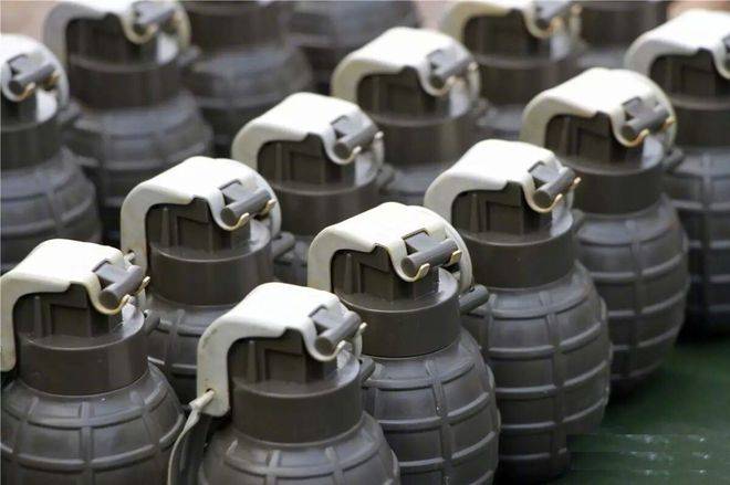 畅销全世界的中国无柄手榴弹:解放军现役的82