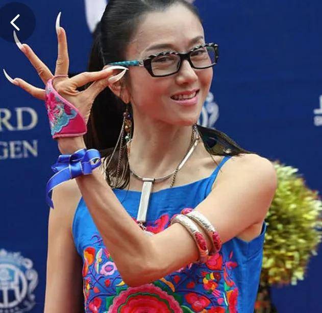 杨丽萍的指甲那么长上厕所怎么办_舞蹈_孔雀舞_事业