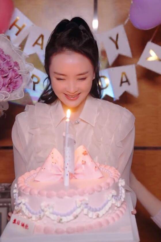 豪宅里独自庆祝48岁生日,王艳看上去状态还是很不错的,身着一件雪纺衫