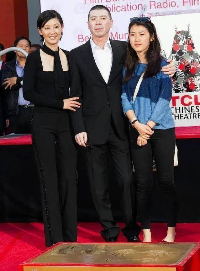 姜武女儿开画展有排面,姜文姜武罕同框,冯小刚病情扩散白到发光_姜