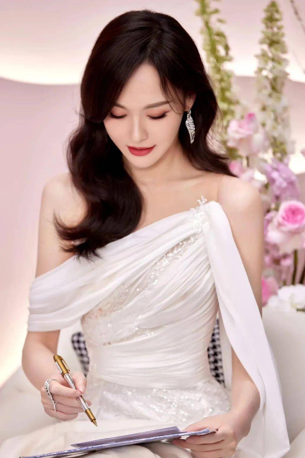 春天,快来和唐嫣,古力娜扎学习如何穿出氛围感_造型_活动_一身