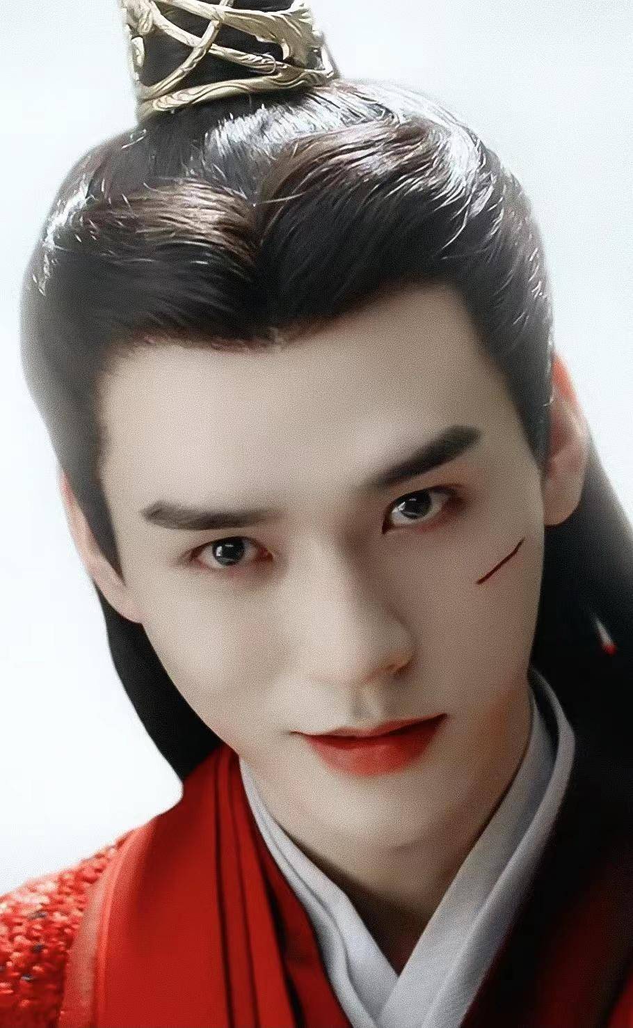 《山河令》中温客行"黑化"时,一般都是穿着大红的衣服,凌厉的眼神中