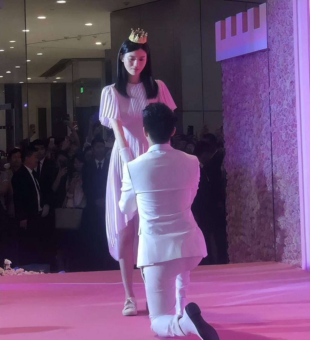 况且何猷君求婚悉梦瑶大商场,更是藏了四太的不少心机.