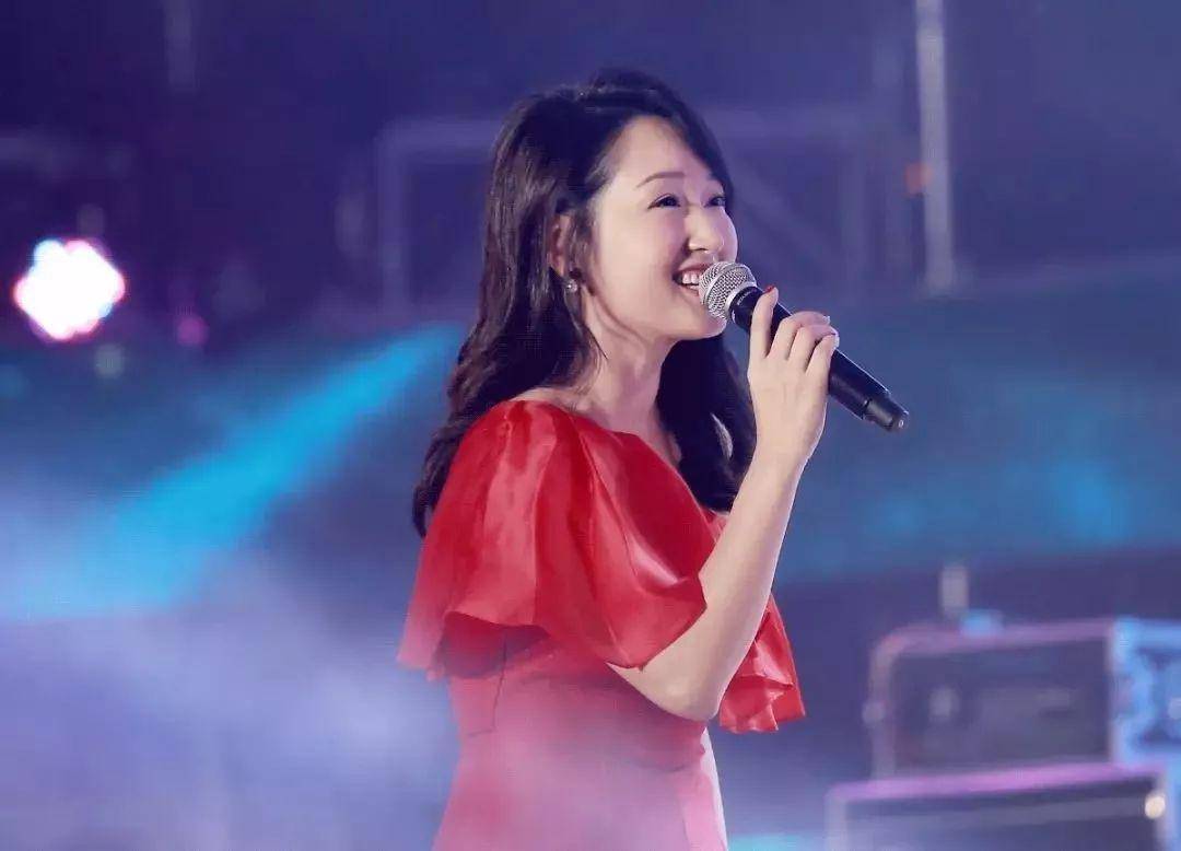 52岁杨钰莹现身商演,小腹隆起被疑怀孕,精修图与生图判若两人_因为