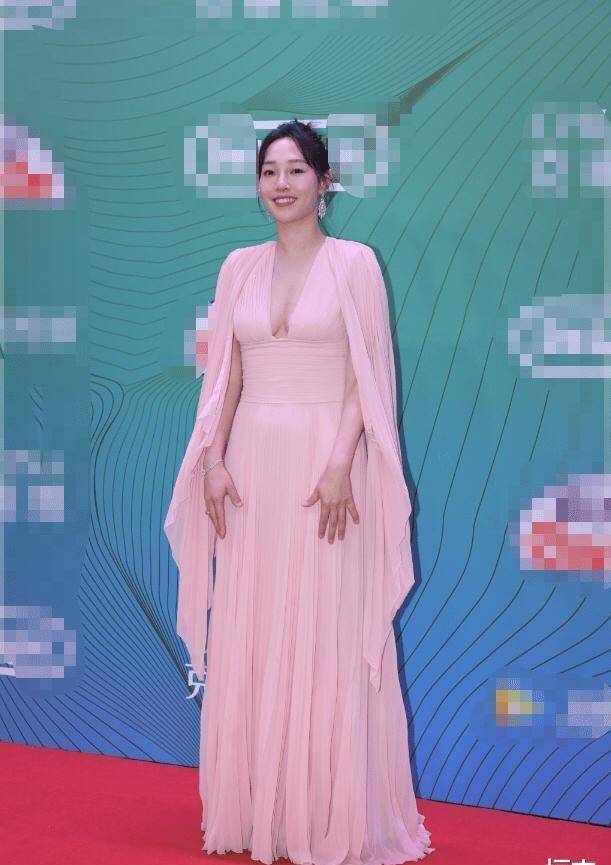 白百何越来越壮实,穿深v披肩裙"膀大腰圆",38岁的身材太真实_浅粉色