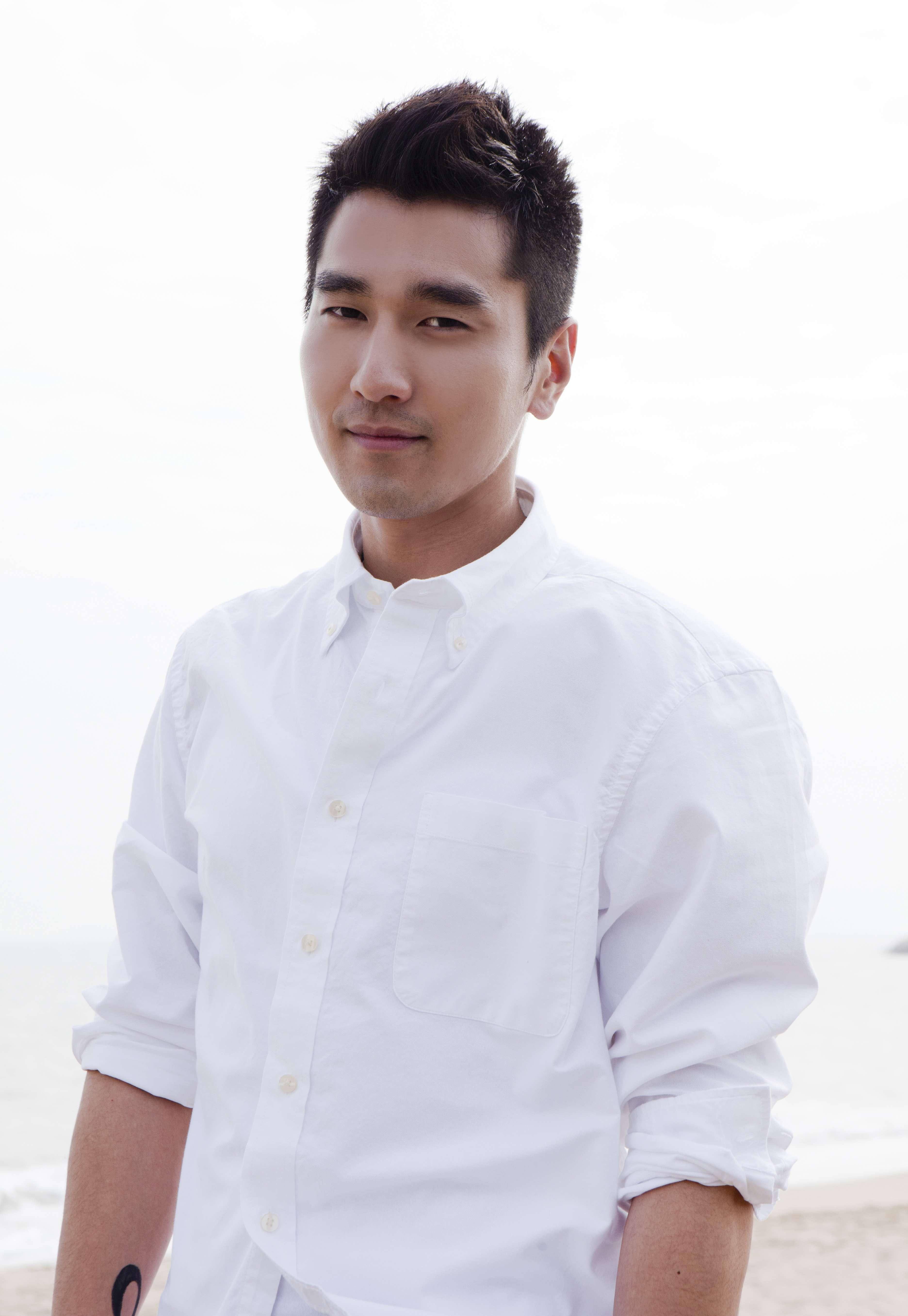 42岁的高圆圆站在车旁边,穿着黑色休闲裤,看起来很节省年龄,而赵又廷