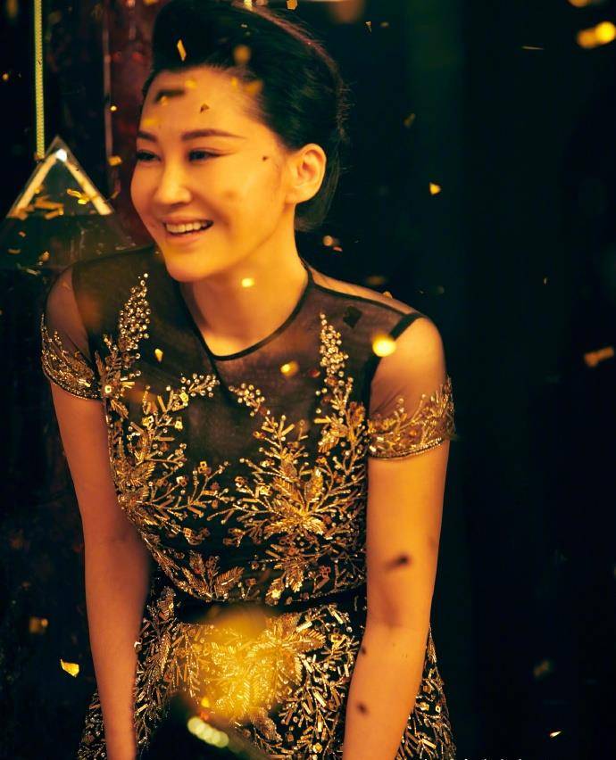 52岁许晴真不老女神,扎丸子头拍时尚大片,嘟嘟小嘴比少女还萌_设计