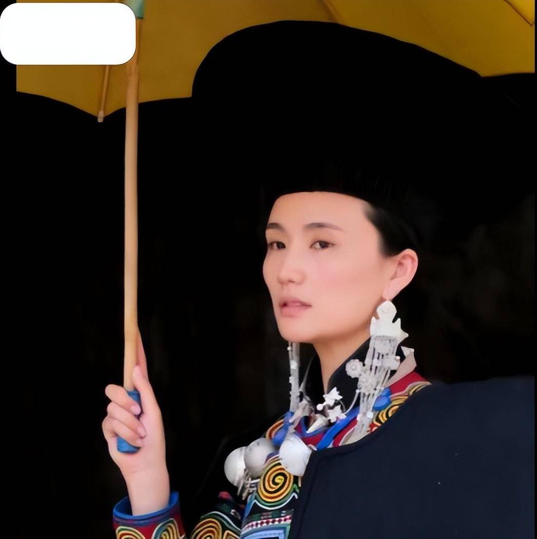 海哈金喜晒彝族服饰变装,现代装像李亚鹏前妻,和王菲一样回北京_家族