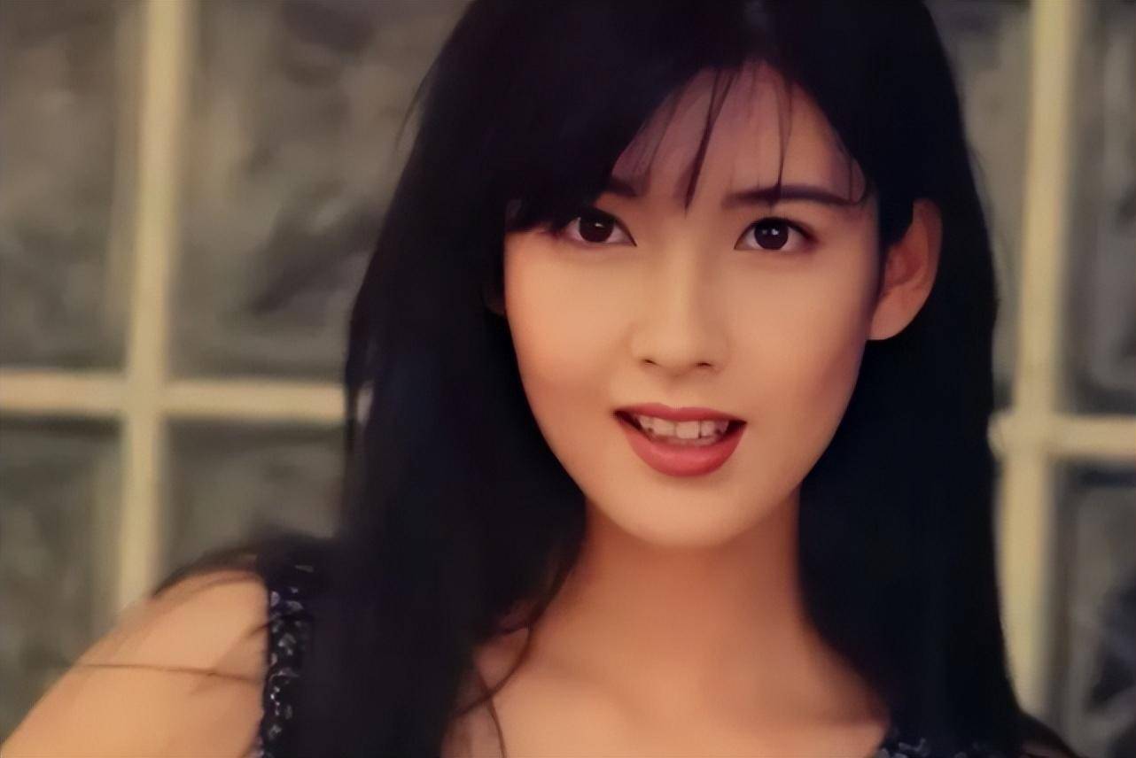 昔日女神周慧敏被爆含泪结束15年婚姻 网友热议:替她