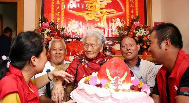 八九十岁的被称之为耄耋之年,朝杖之年,而一百岁则被称之为期颐之年