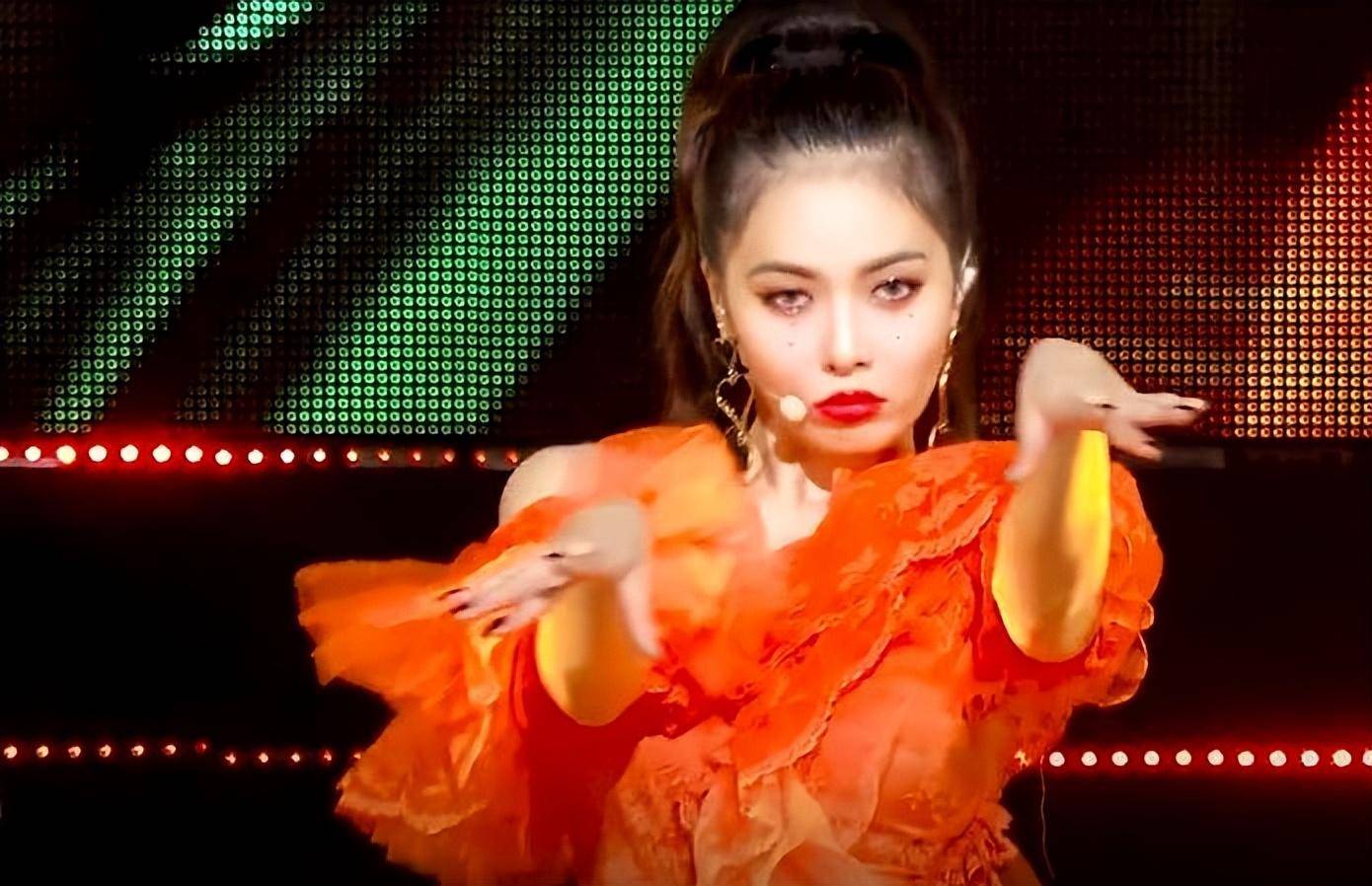 金泫雅泰国演出超卖力,穿暴露衣服引争议,和金晓钟分手后变胖_身材