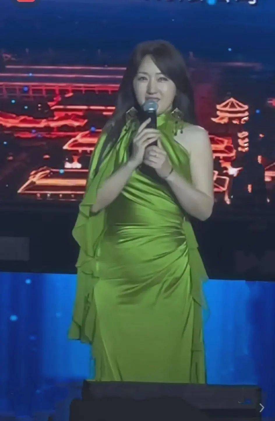 杨钰莹发福却风韵犹存!