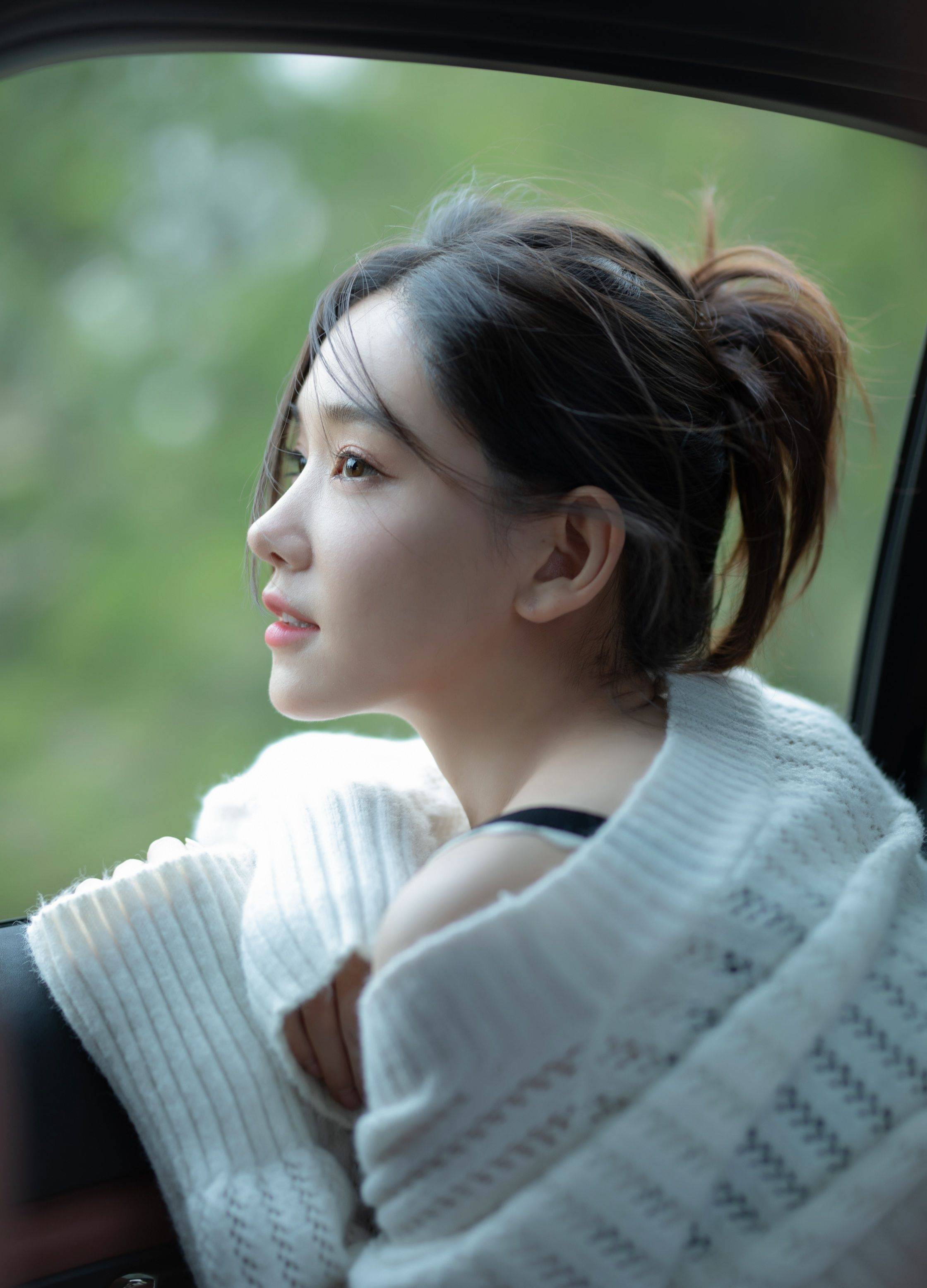 李沐宸黑色吊带装俏皮写真