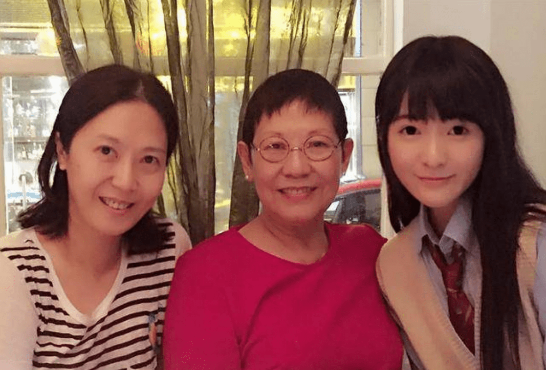 周星驰:父亲出轨,母亲养大3个子女,长大后却花500万给父亲买房