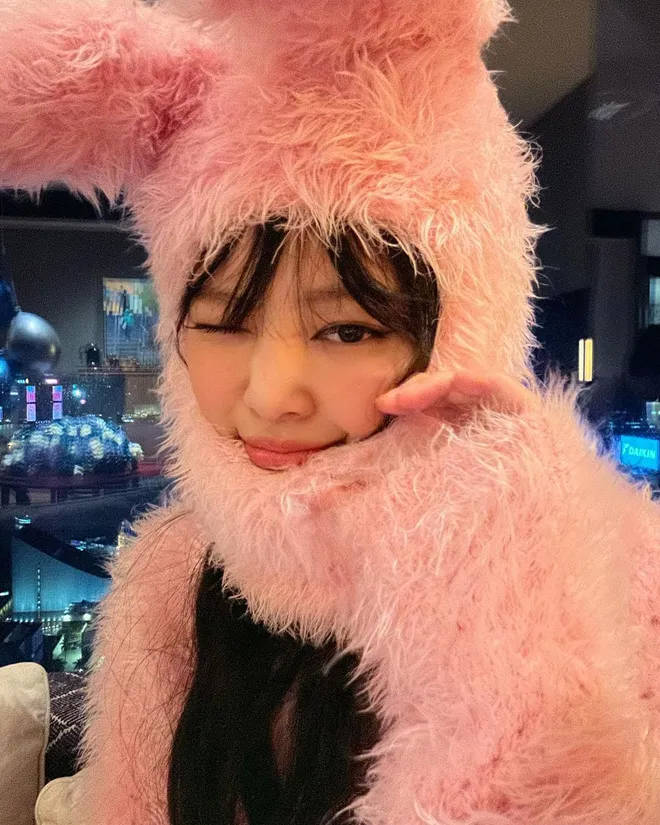 在jennie27岁的时候,blackpink jennie"变身"成了一只巨大的毛茸茸的