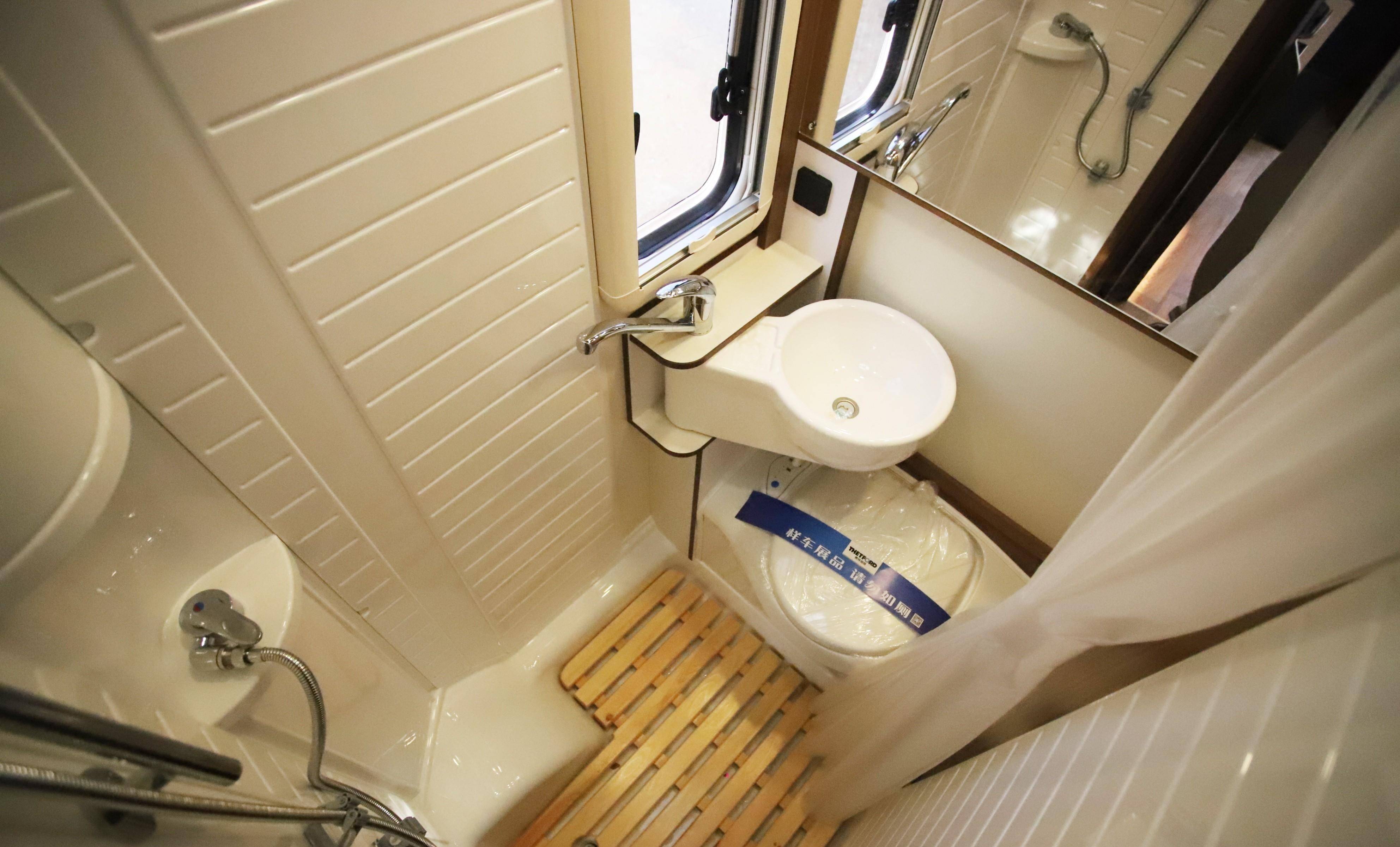 卫生间采用一体式吸塑件设计,采用防滑地面,安装沥水架,并配置有电动