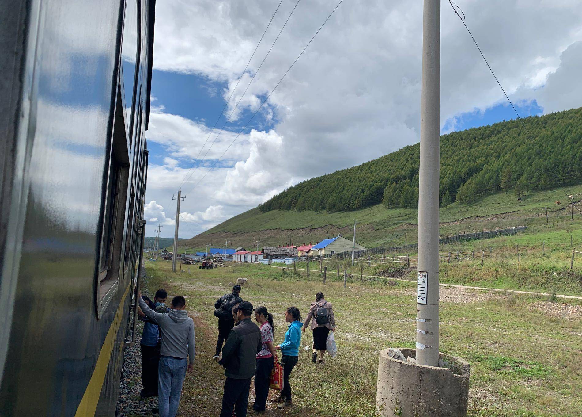 百年博林铁路:塔尔气到博克图,中国铁路第一坡,村边停靠的列车_气站