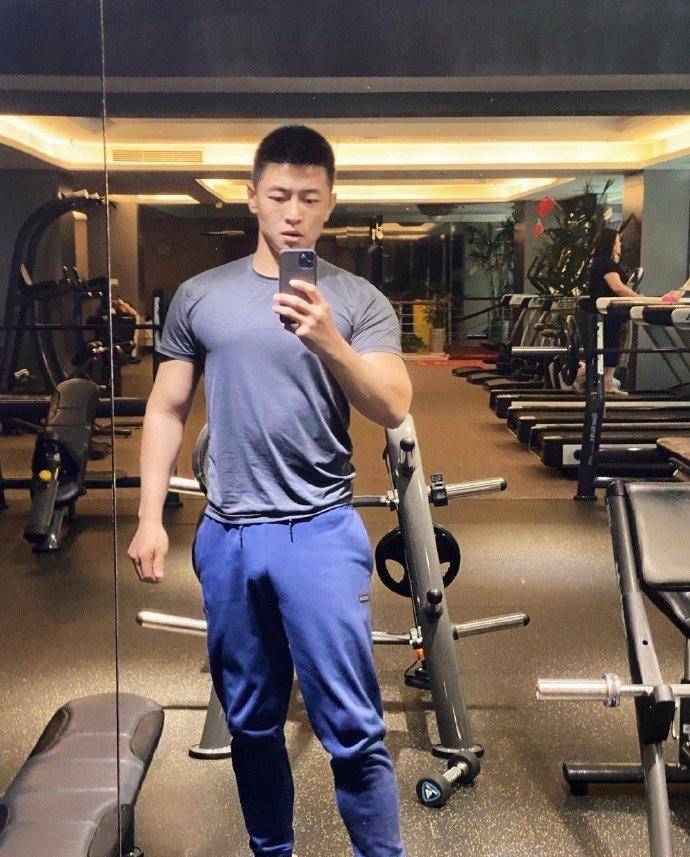 青岛爷们儿霸气给力,身材结实健壮,宛如行走的荷尔蒙!_健身_肌肉_叔叔