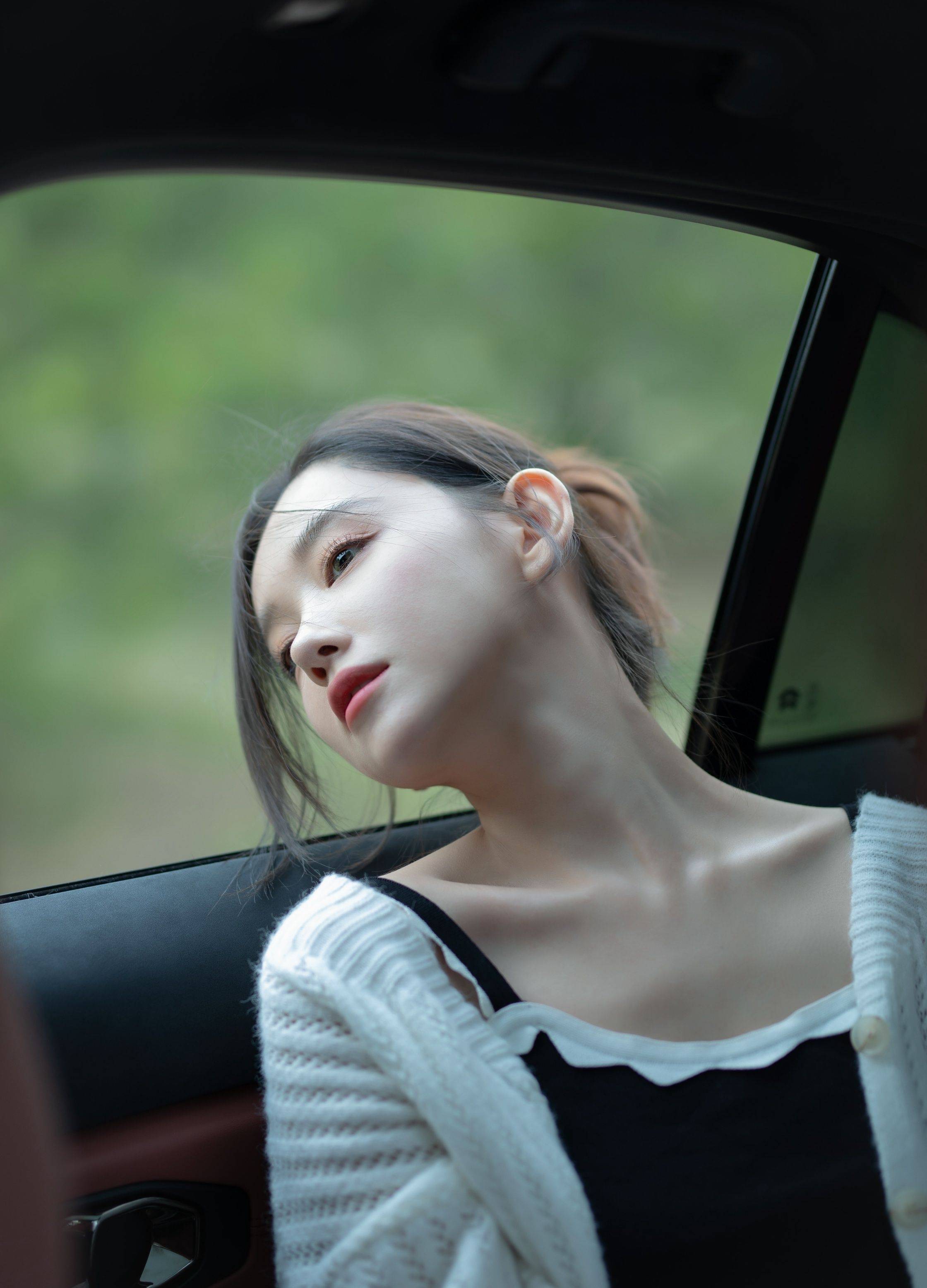 李沐宸黑色吊带装俏皮写真_网友_长发