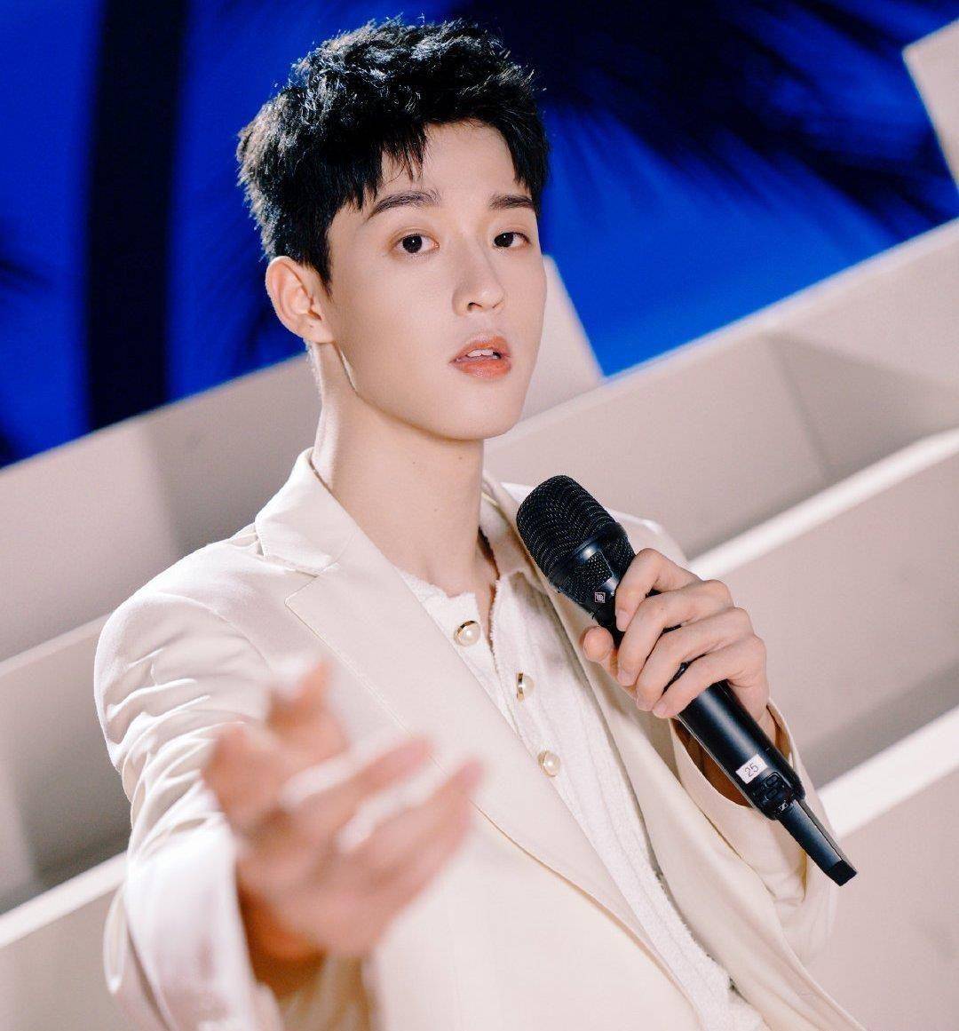 赵薇与张哲瀚也有可能出席,张哲瀚也是赵薇公司艺人,之前也有为吴宇恒