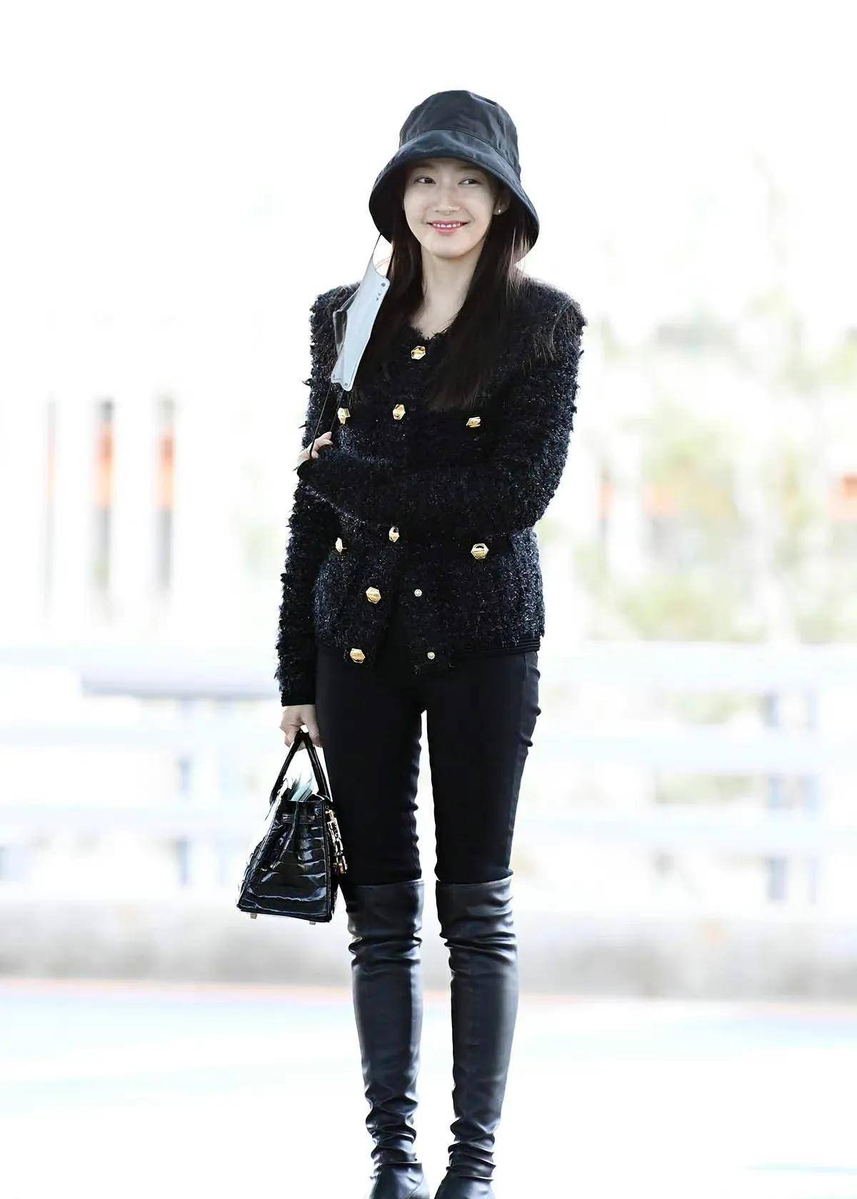 朴敏英穿小香风好有气质,配修身牛仔裤尽显苗条身材,洋气优雅