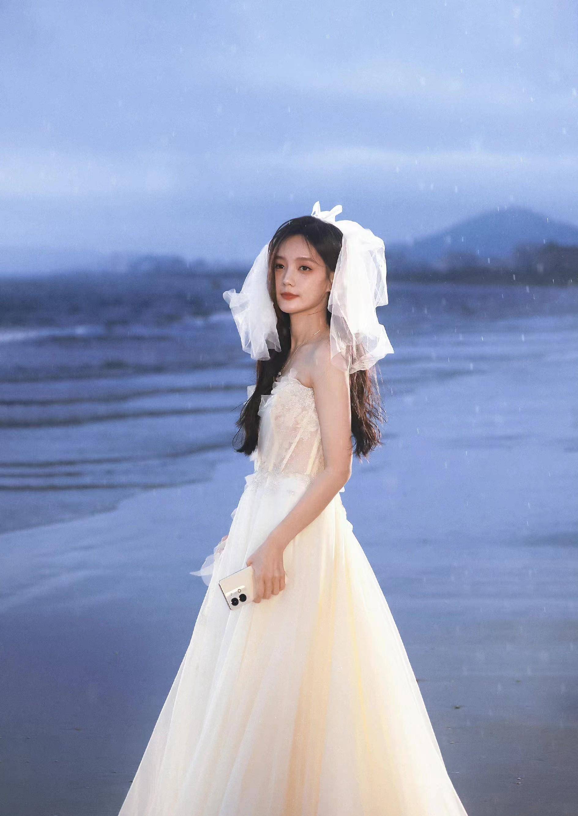 李一桐港风大波浪亮相,成熟妩媚有女人味,身材比例太出众_设计_女明星