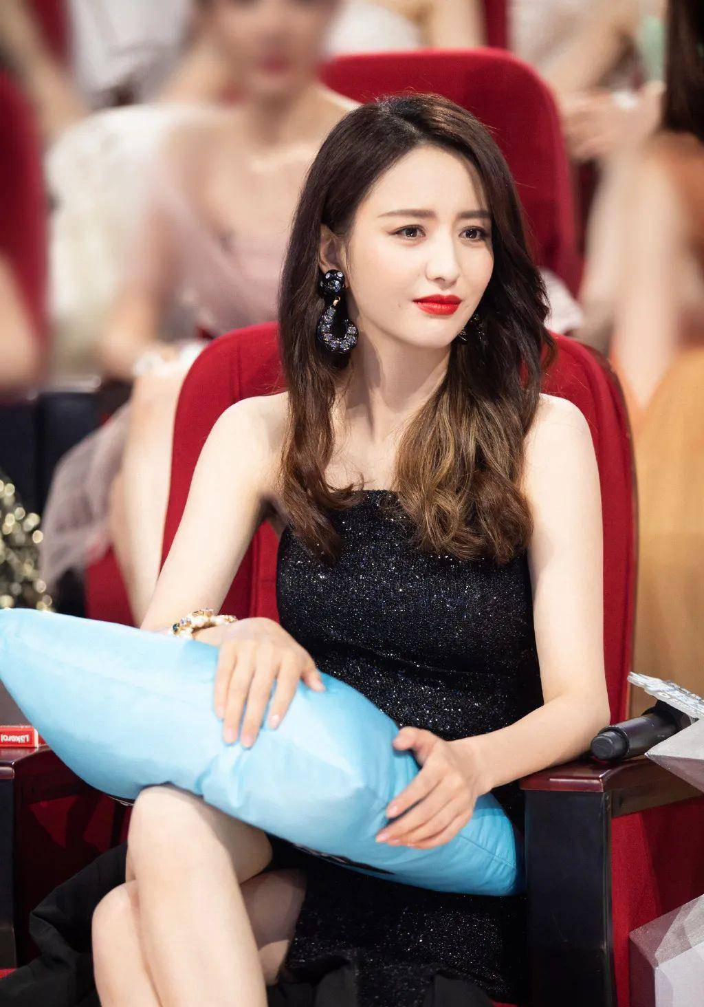 自从和陈思诚离婚后的佟丽娅,她也终于获得了新生和自由.