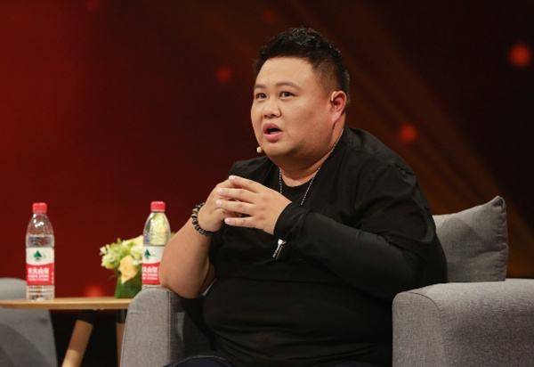 出身曲艺世家,他父亲是民间老艺人王振英,师父是相声名家贾继光