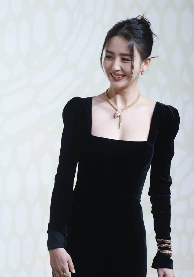 刘亦菲佟丽娅张嘉倪比美 杨洋范丞丞斗帅_黑色_礼服_角色