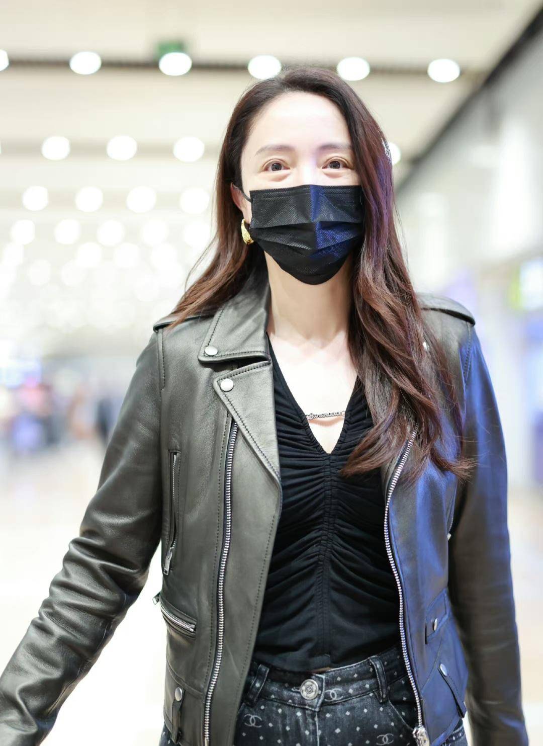 董璇穿黑色皮夹克配黑色满印logo牛仔裤走机场,轻熟风帅气利落_时尚