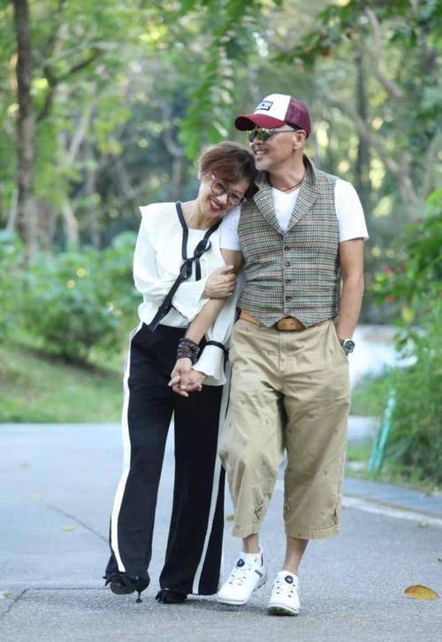 因杜燕歌对太太十足呵护,韩马利最初并不够珍惜,直到她后来患上脑膜炎