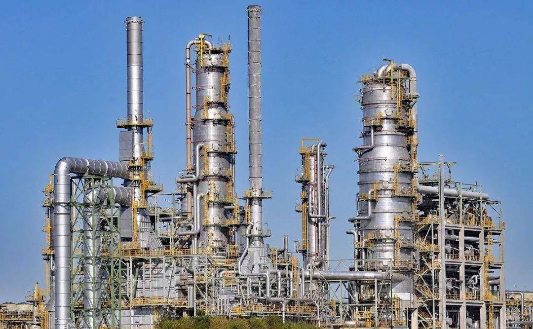 这些石油会经过分馏塔顶部中