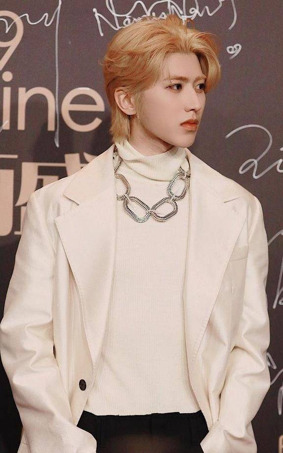 蔡徐坤关注素人?