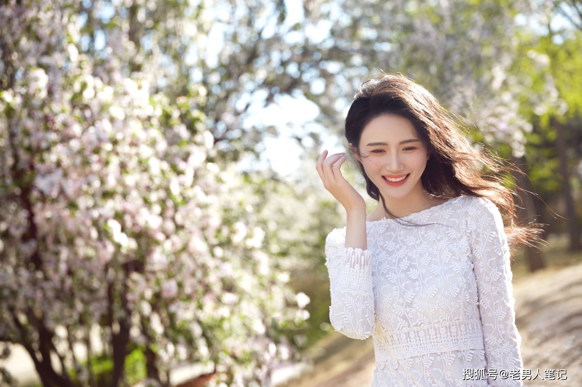 赵昕春日花语写真大片,一袭白色蕾丝印花裙,笑容治愈浪漫甜美_时尚