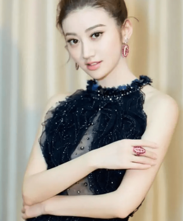 景甜是当今娱乐圈最具争议的女星之一,她凭借《长城》《金刚骷髅岛》