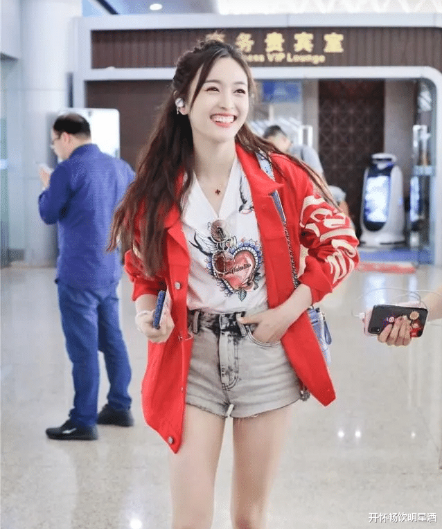"土包子"的牛仔短裤搭配红色外套,吴宣仪再现甜美笑容!
