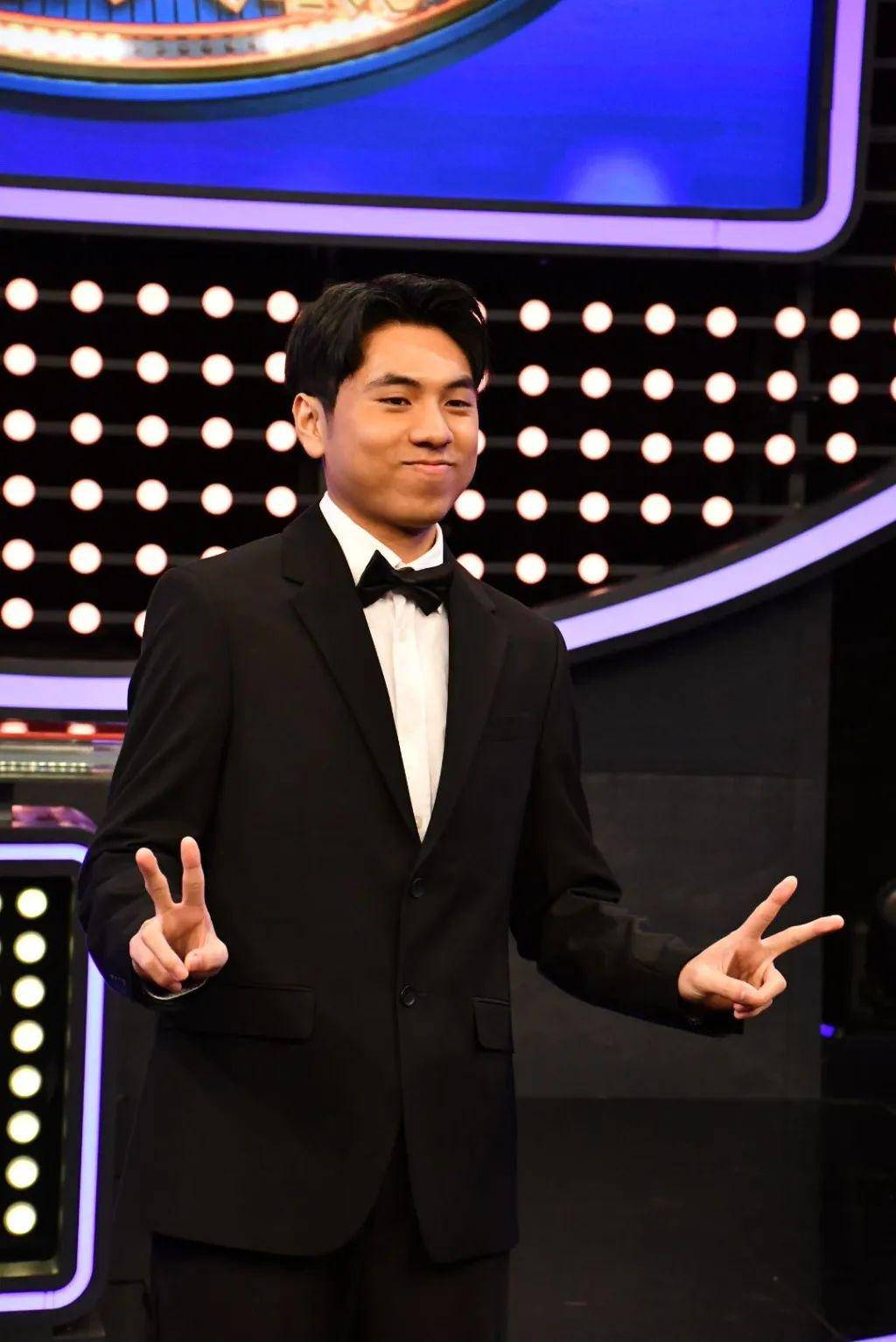 前tvb男星罕见父子档上节目,20岁儿子像某位知名男歌手_麦包_片段