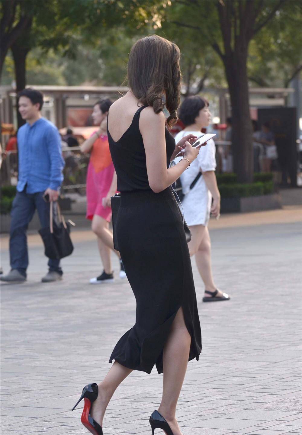 美女选择了一双黑色尖头细高跟鞋,经典款高10cm,内部镂空,漆皮款式
